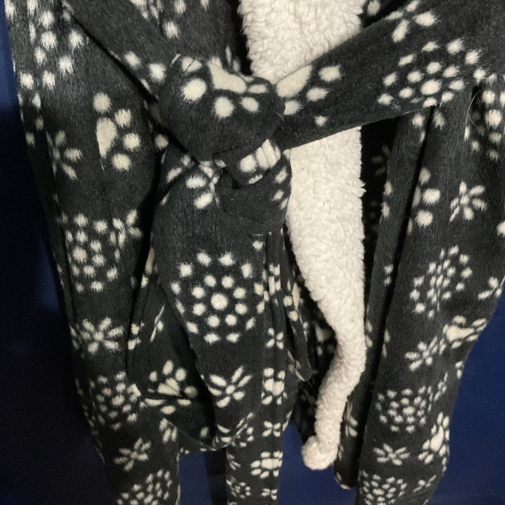 Hooded long sleeve robe with pockets XL.  W32 - Picture 3 of 5